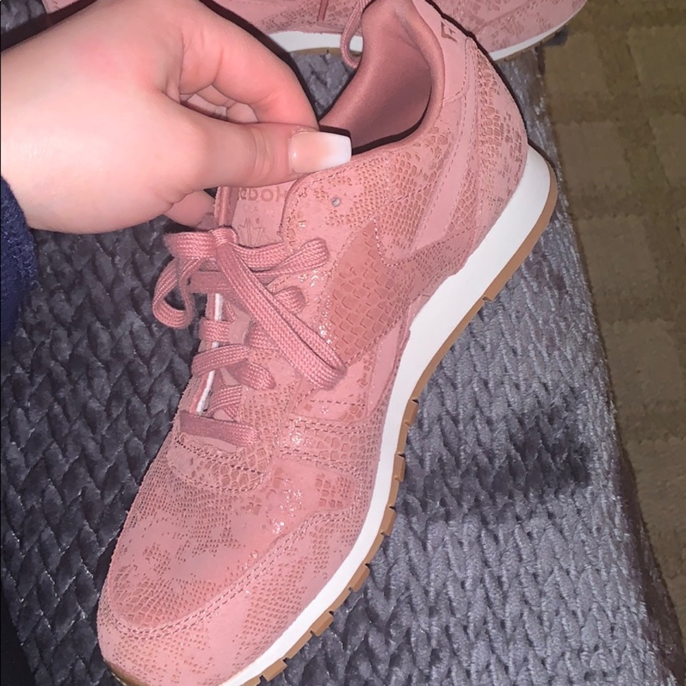 Reebok classic women’s pink shoes